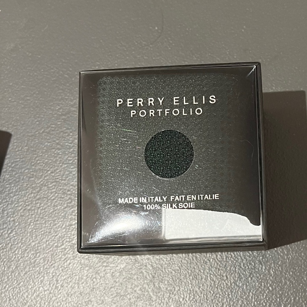 Perry Ellis Portfolio green 100% silk tie
